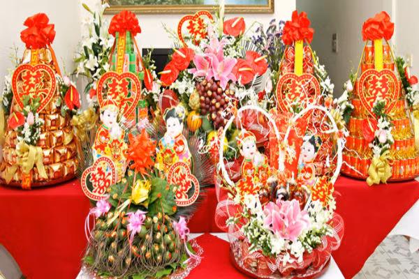 Theo nghi lễ truyền thống trước khi cử hành hôn lễ có một lễ gọi là “nạp tài” hoặc ăn hỏi, nghĩa là nhà trai mang lễ vật sang nhà gái xin được đính hôn. Trong nghi thức này thì lễ vật chính là thứ không thể thiếu. Nhưng hai bên gia đình cần căn cứ vào khả năng kinh tế, tùy từng phong tục của từng địa phương mà bàn bạc đặt lễ vật cho phù hợp. 