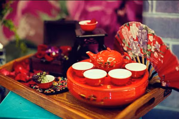 Tìm hiểu phong tục tập quán kết hôn tại nơi mình sinh sống. Mỗi một địa phương đều có những tục lễ về cưới hỏi khác nhau, vì thế, cho dù bạn kết hôn với người cùngđịa phương hay người ở nơi khác trước hết phải tìm hiểu và tôn trọng những lễ nghi phong tục tại nơi đó. 