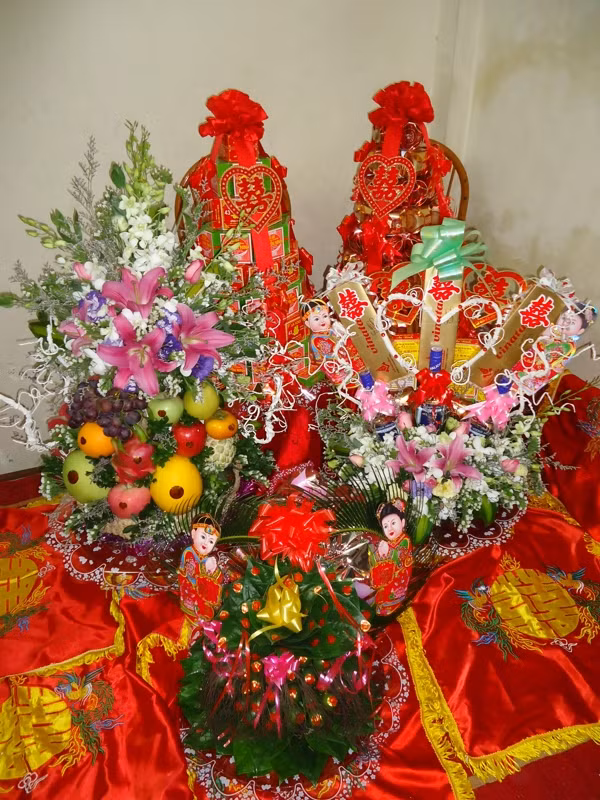 Đây là việc hệ trọng cả đời không nên coi thường, nhưng cũng không nên quá lãng phí hoặc vì sĩ diện mà vượt quá khả năng tài chính của gia đình nhà trai. 