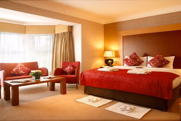 Những vật trang trí và màu sắc trong phòng cưới cần hài hòa, đồ gia dụng ngoài cần chất lượng thì nguyên liệu cũng cần phải phù hợp với mệnh của gia chủ. Môi trường của phòng cưới cũng phải tương sinh với người ở, như thế mới có thể giúp tăng vận may và có lợi cho sự hòa hợp cho đôi vợ chồng trẻ. (Thông tin trong bài chỉ mang tính tham khảo). 