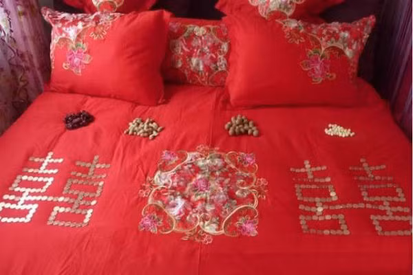 Cần phải chú trọng đến bài trí phòng cưới. Phòng cưới là nơi hai người sẽ bắt đầu cuộc sống mới, sinh con đẻ cái và cũng là nơi kết nối tình cảm của hai vợ chồng vì thế việc bố trí phòng cưới cần chú ý những điều sau: 