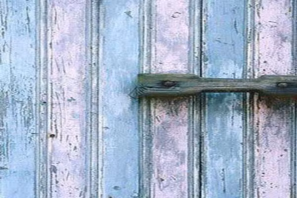 2. Nếu khung cửa nhà bạn cong vênh hoặc nứt sẽ khiến thần tài không thể đến cửa, công việc làm ăn của hai bạn sẽ gặp khó khăn. Vì thế nếu khung cửa nhà mình bị cong vênh hay nứt nẻ thì tốt nhất phải thay luôn.