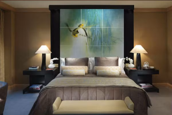 Theo các nhà phong thủy, cách trang trí này sẽ làm ảnh hưởng lớn đến bạn. Bởi vì gạch men rất dễ bong rơi, đồng nghĩa với việc tài vận của bạn sẽ tiêu tán. 