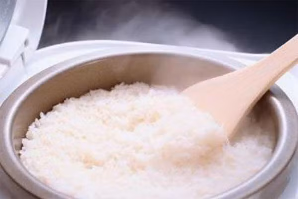 3. Bếp nấu hoặc nồi cơm bị vỡ. Có một số người vì tiếc của vẫn giữ lại để dùng, nhưng đứng về góc độ phong thủy thì việc này sẽ gây tổn hại cho bạn, khiến bạn không thể thay đổi được vận mệnh của mình, thần tài cũng không tìm đến bạn. 