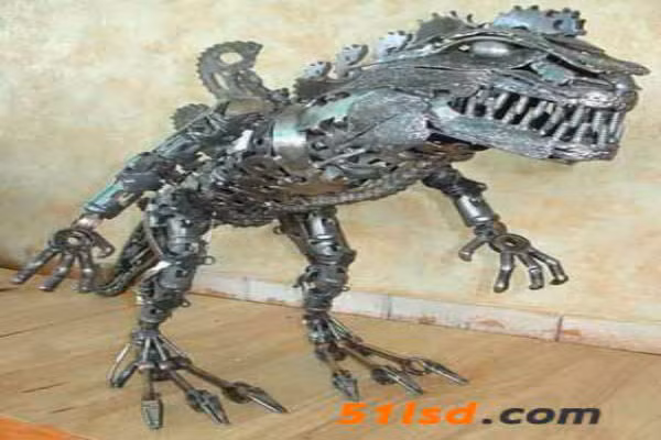 Dân văn phòng cũng không nên dùng những vật phẩm trang trí có hình dáng kỳ quái, kẻo rước vận xui vào mình. Việc bày trí những đồ công nghệ hay vật trang trí trên bàn làm việc không có gì sai phong thủy nhưng cần phải lưu ý tránh những đồ vật có tạo hình kì quái dễ kỵ phong thủy, dẫn đến những tranh chấp ngoài ý muốn. 