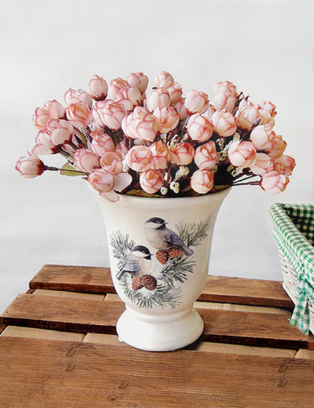 Xu hướng dùng hoa giả càng ngày càng được ưa chuộng. Hoa giả ngày càng có tạo hình như thật màu sắc tươi sáng, độ bền cao, nếu xét về thẩm mỹ và giá trị sử dụng thì rất tốt, nhưng không nên dùng hoa giả đặt trên bàn làm việc. 