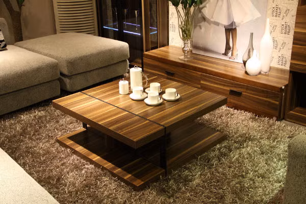 Bộ bàn trà mà quá to sẽ khiến khách lấn át chủ, vì thế lựa chọn bộ bàn trà phải thấp và bằng, phù hợp với diện tích của phòng khách. Thông thường mọi người ngồi trên ghế sofa, trước bàn trà nên có đủ không gian, nếu cự ly quá gần hoặc quá xa cũng sẽ không tiện cho việc sử dụng. 