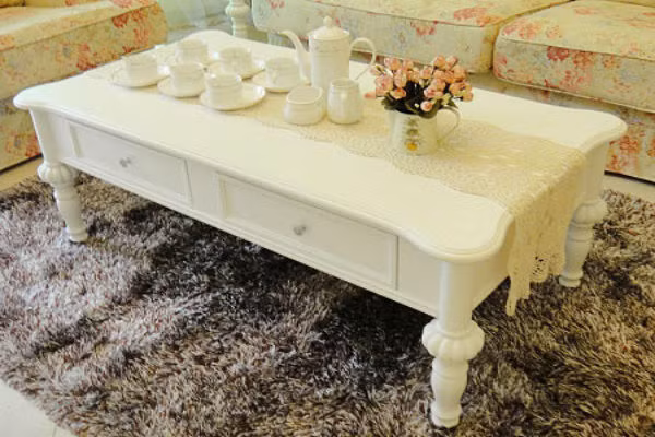 Bàn trà: Nếu sofa là chủ thì bàn trà được ví là khách, sofa được ví cao như núi thì bàn trà thấp như thủy, sơn thủy tương y mới phù hợp phong thủy. 