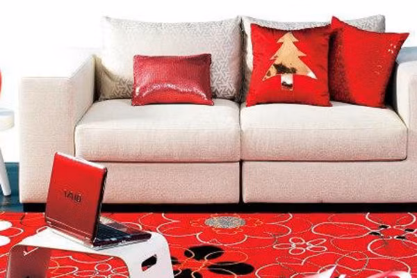 Thảm trải sàn: Tấm thảm trải ở chỗ sofa tương đương với vị trí minh đường trước nhà, ảnh hưởng trực tiếp đến khí trường của phòng khách. Khi đón xuân Ất Mùi, bạn cần phải giữ cho tấm thảm sạch sẽ, nên dùng màu đỏ, màu vàng để đem lại cảm giác tươi sáng, giúp vượng nhân khí. 