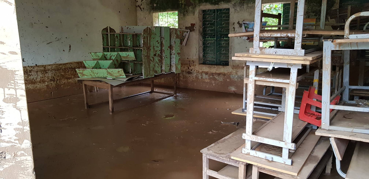 ... trong phòng học.