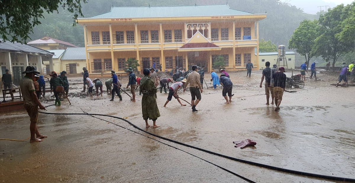 Hiện hàng trăm giáo viên, phụ huynh, bộ đội được huy động để dọn dẹp trường lớp.