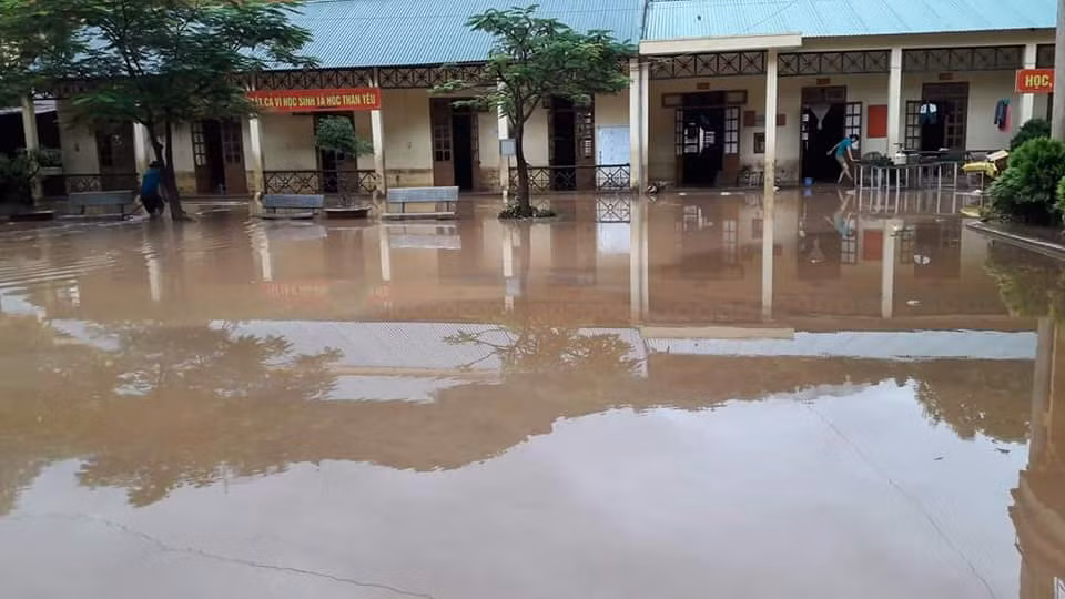 Trả lời trên báo GD&amp;TĐ, thầy Điêu Chính Quỳnh - Hiệu trưởng Trường Phổ thông Dân tộc bán trú THCS Tà Hộc cho biết: "Qua ba lần ngập lụt, trường học ngổn ngang đất, đá. Đến trường mà chúng tôi không biết dọn dẹp từ đâu. Mưa lớn đêm ngày 30, rạng sáng ngày 31/8 khiến trường lại ngập trong "biển nước". Giáo viên chúng tôi đã phải cật lực để đối phó với mưa, lũ". 