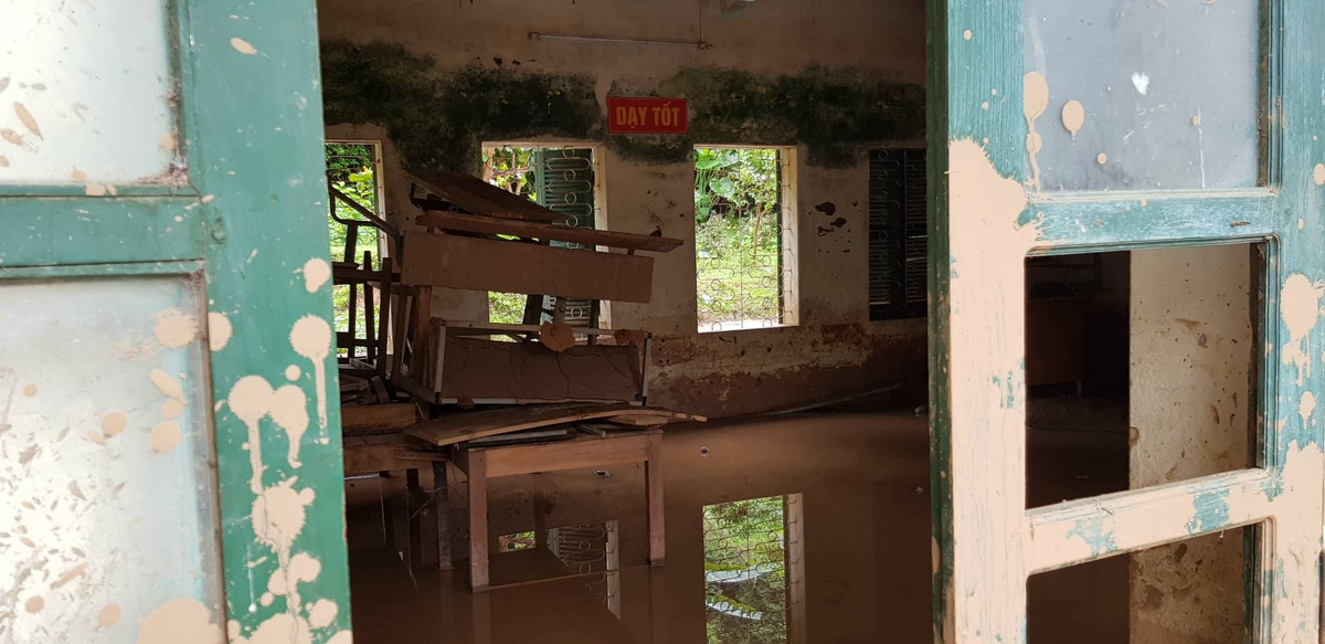 Công tác don dẹp, khắc phục hậu quả mưa lũ để đón năm học mới gặp nhiều khó khăn.