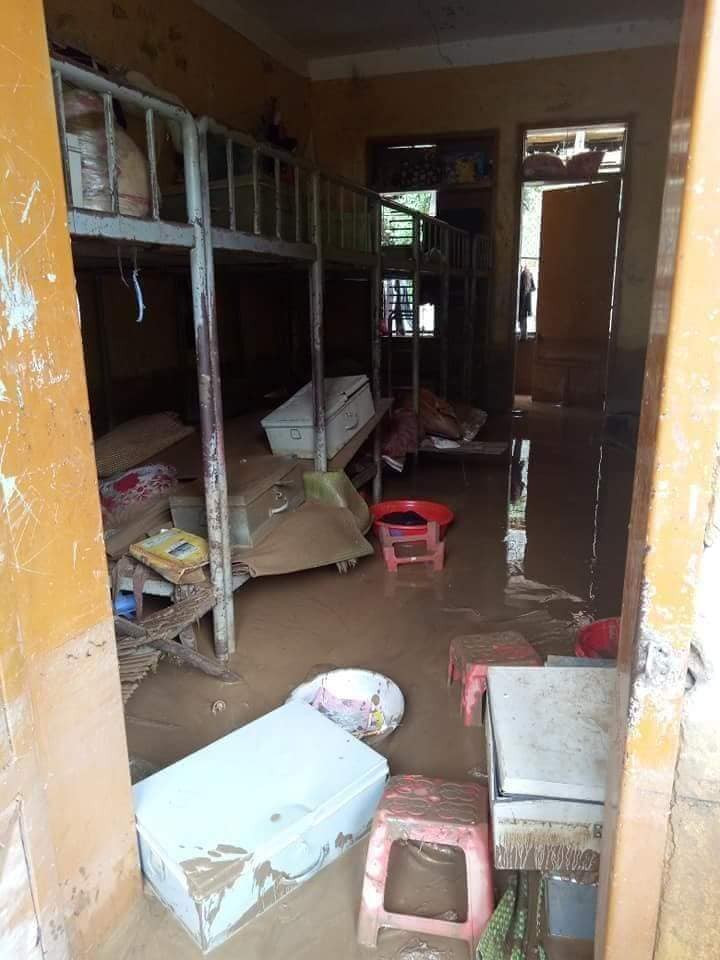 Nơi nghỉ ngơi cũng ngập bùn đất.