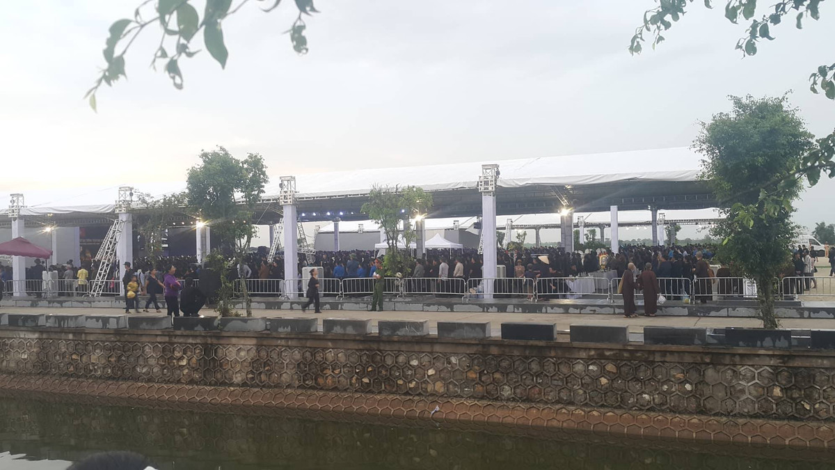 Khu hành lễ chật kín người.