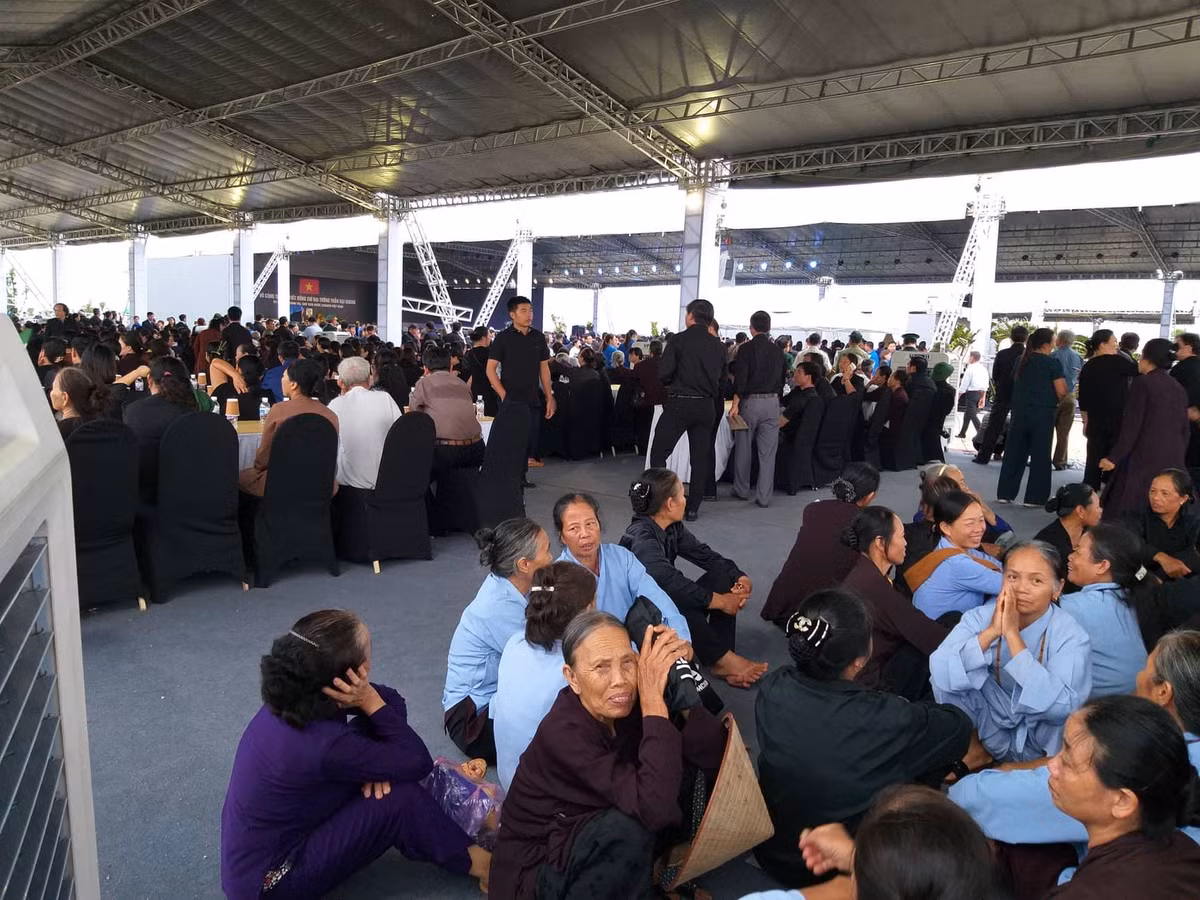 Ai cũng trầm buồn tiếc thương người con ưu tú của quê hương.