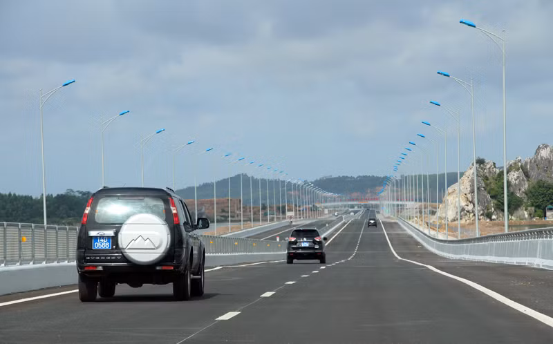 Cao tốc Hạ Long-Hải Phòng có chiều dài 24,6 km, rộng 25 m, được thiết kế với 4 làn xe, vận tốc tối đa 100 km/h, tổng vốn đầu tư 6.416 tỉ đồng. Đây là tuyến cao tốc đầu tiên trong cả nước được Thủ tướng Chính phủ giao cho địa phương thực hiện bằng nguồn ngân sách của tỉnh và hình thức đối tác công-tư (PPP), được coi là một hình mẫu về cách làm trong phát triển hạ tầng giao thông.