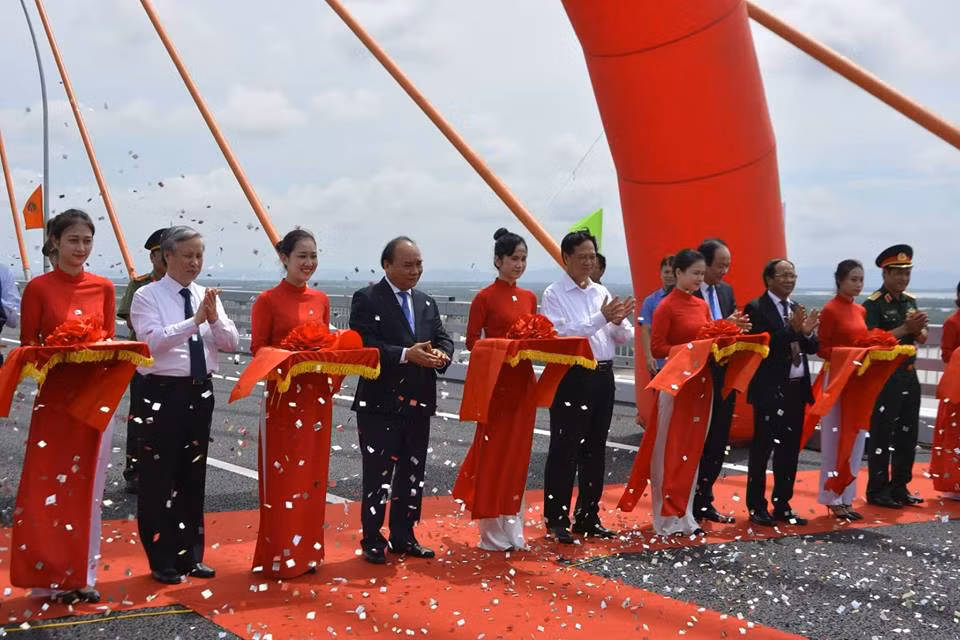 Thủ tướng Nguyễn Xuân Phúc nhấn mạnh đột phá đáng tự hào hơn cả là việc hình thành một cây cầu “Made in Việt Nam” - cầu Bạch Đằng - một minh chứng cụ thể và rõ ràng về tinh thần tự lực, tự cường, về khả năng làm chủ công nghệ và thi công cầu đường của người Việt Nam. Người Việt Nam tự đầu tư, tự thiết kế, thi công với công nghệ tiên tiến nhất hiện nay. Cầu Bạch Đằng kiến trúc cầu rất độc đáo, đặc sắc do những nhịp cầu tạo thành 3 chữ H rất có ý nghĩa Hà Nội-Hải Phòng-Hạ Long.