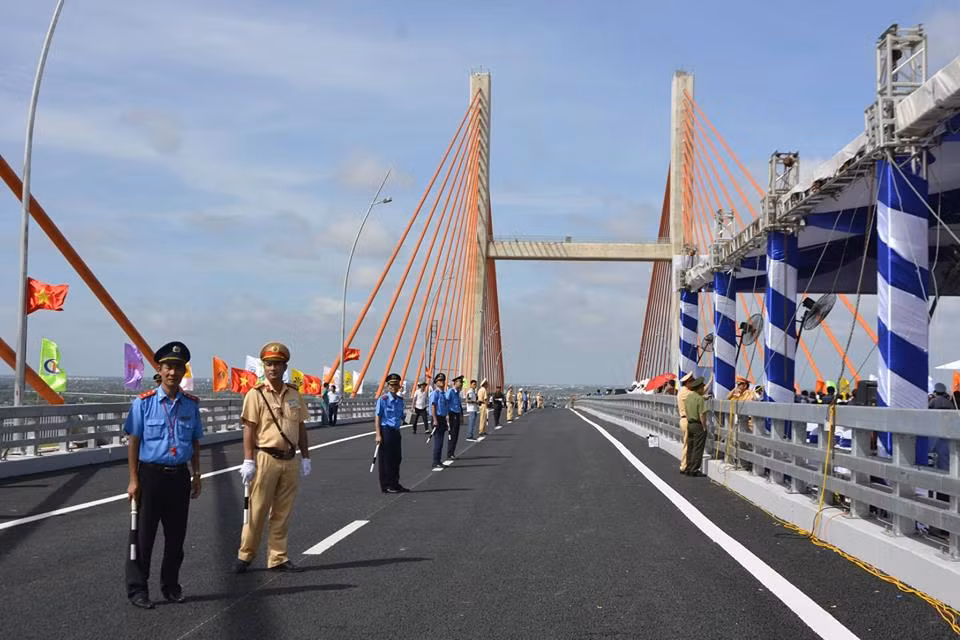 Cao tốc Hạ Long - Hải Phòng có tất nhiều điểm nhất, đó là: Cao tốc đầu tiên Chính phủ giao cho địa phương tự đầu tư; dự án giao thông PPP đầu tiên của tỉnh Quảng Ninh; dự án đường giao thông có tổng vốn đầu tư lớn nhất (13.693 tỷ đồng); cầu Bạch Đằng - cầu dây văng đầu tiên do người Việt Nam tự thiết kế và tổ chức thi công; cầu Bạch Đằng có khối đúc hẫng dài nhất Việt Nam với 9,6m; tổng cả xe đúc và khối đúc hẫng của cầu Bạch Đằng nặng 700 tấn, đạt kỷ lục về đúc hẫng trên thế giới...