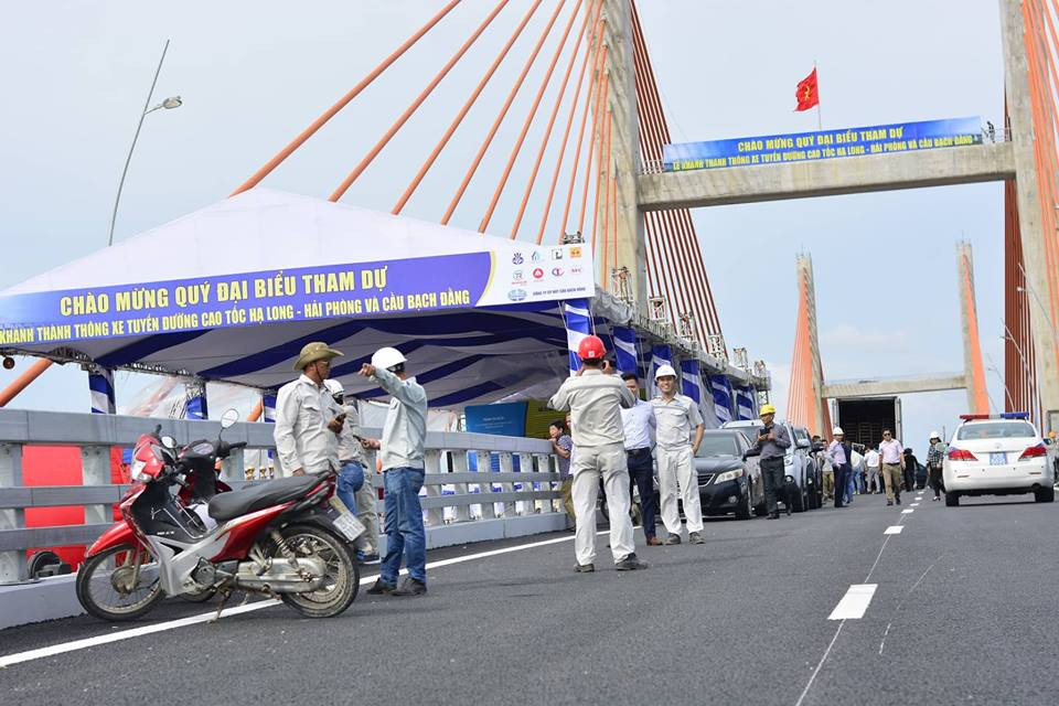 Trong đó, riêng cầu Bạch Đằng được Bộ GT-VT coi là cây cầu biểu tượng về kỹ thuật xây dựng cầu đường mới của Việt Nam với 3 trụ tháp chữ H, mang ý nghĩa lớn thể hiện sự kết nối chặt chẽ giữa 3 trung tâm kinh tế phía Bắc là Hà Nội - Hải Phòng - Hạ Long (Quảng Ninh).