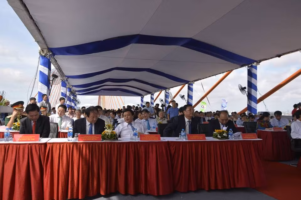 Thủ tướng cho rằng, rất nhiều người dân, doanh nghiệp, du khách sẽ hài lòng khi biết rằng thời gian đi Hạ Long-Hải Phòng hiện rút xuống chỉ còn 30 phút thay vì 2 tiếng như trước đây, đồng thời tuyến Hạ Long-Hà Nội nay chỉ mất 1 tiếng 30 phút thay vì 3-4 giờ đồng hồ.