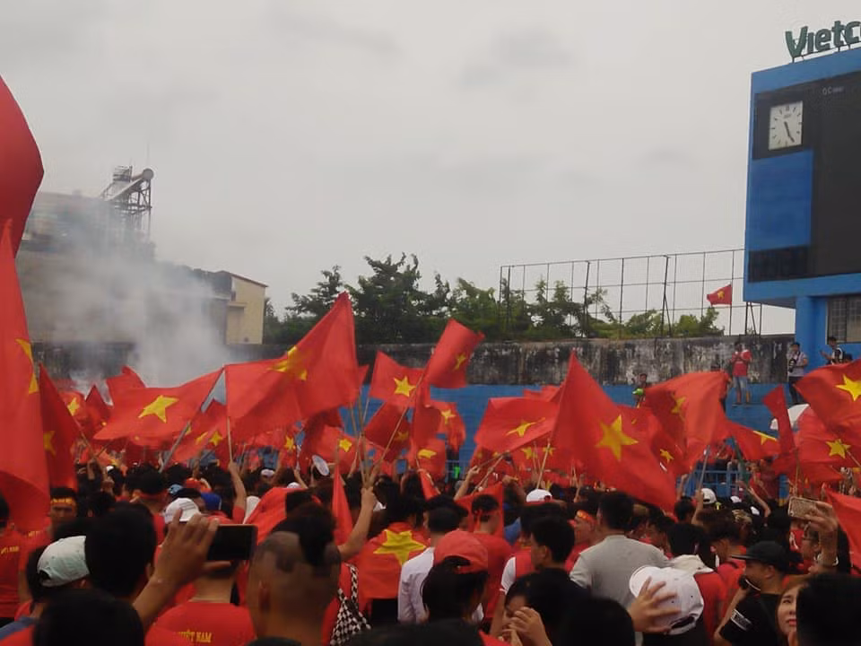 Rợp cờ đỏ ở sân vận động Lạch Tray.