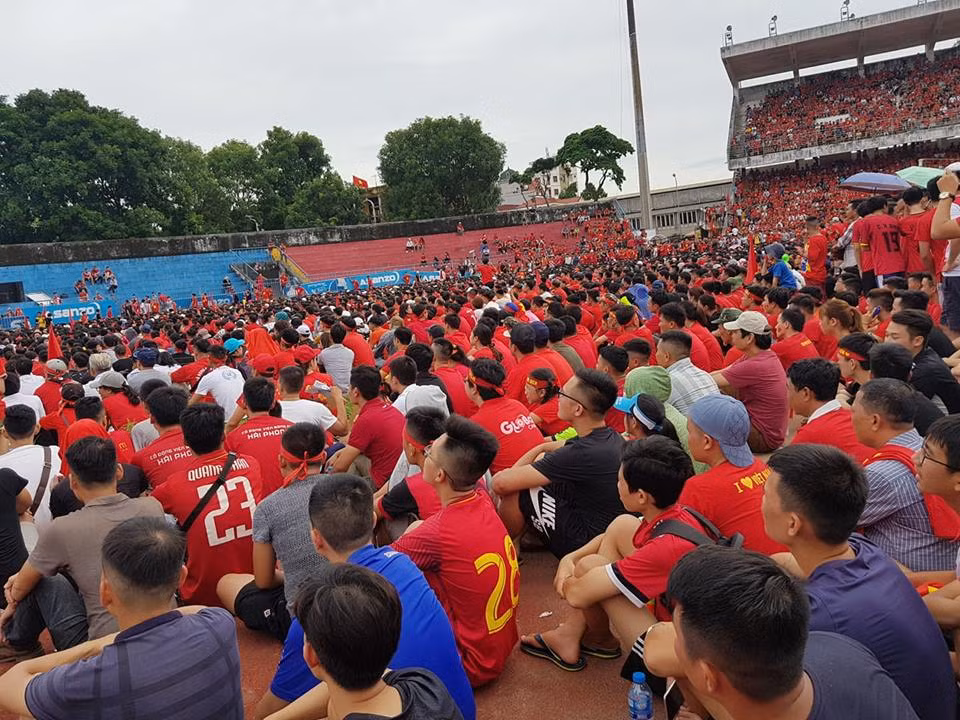 Hàng nghìn cổ động viên ngồi bệt xuống sân để theo dõi tuyển Việt Nam thi đấu.