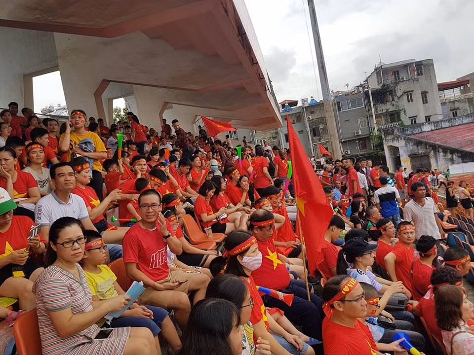 Sức nóng trên khán đài trên vận động Lạch Tray.