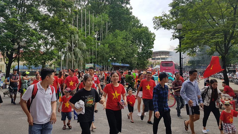 Các con đường dẫn đến sân vận động Lạch Tray đều nườm nượp các cổ động viên.