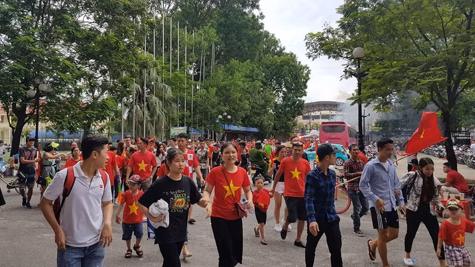 Các con đường dẫn đến sân vận động Lạch Tray đều nườm nượp các cổ động viên.