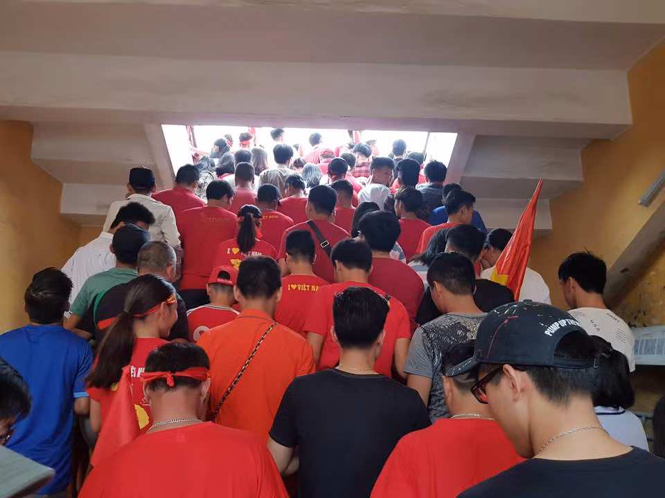 Nhiều cổ động viên tiếp tục vào sân để tiếp lửa.