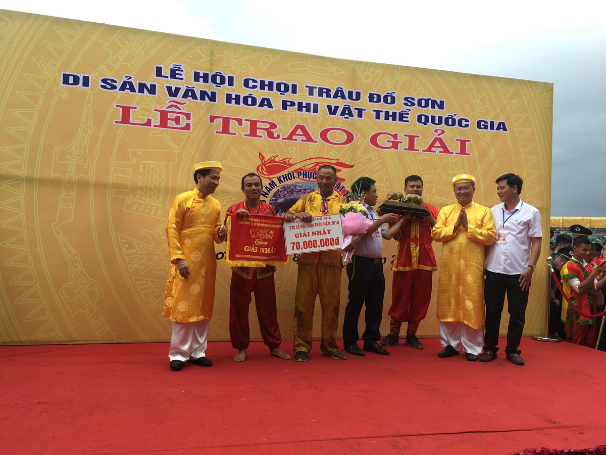 Và nhận phần thưởng 70 triệu đồng - giải vô địch.