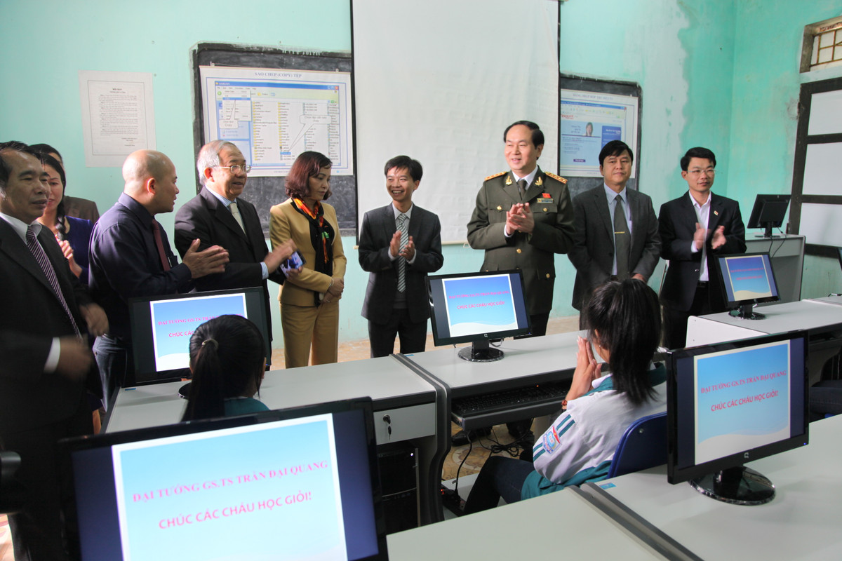 Ông cũng tặng các thiết bị dạy và học cho học sinh nhà trường năm 2014.