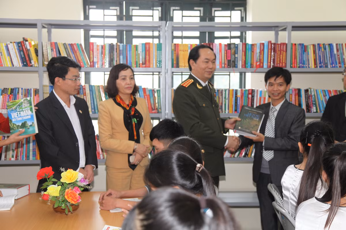 Ông tặng tủ sách cho ngôi trường cũ nơi ông từng theo học.