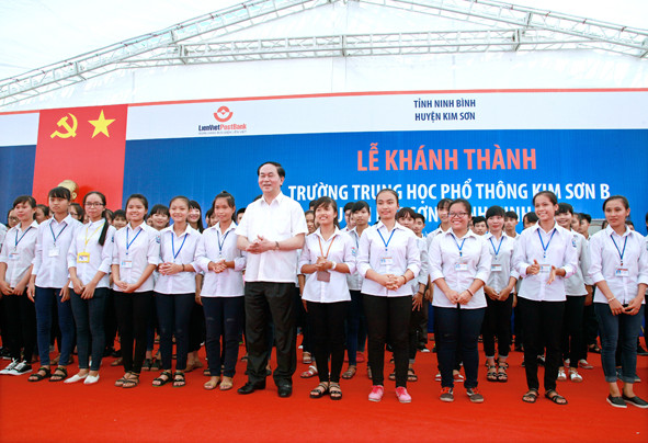 Chủ tịch nước Trần Đại Quang chụp hình với các học sinh trường THPT Kim Sơn B.