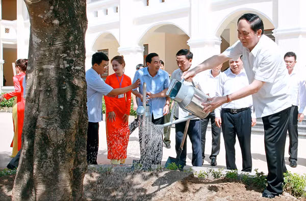 Chủ tịch nước Trần Đại Quang trồng cây lưu niệm tại trường cũ.