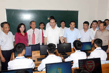 Chủ tịch nước đã căn dặn thầy trò cố gắng trong dạy và học tập để xứng đáng với những thế hệ đi trước.
