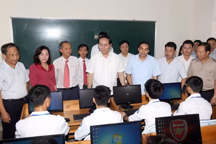 Chủ tịch nước đã căn dặn thầy trò cố gắng trong dạy và học tập để xứng đáng với những thế hệ đi trước.