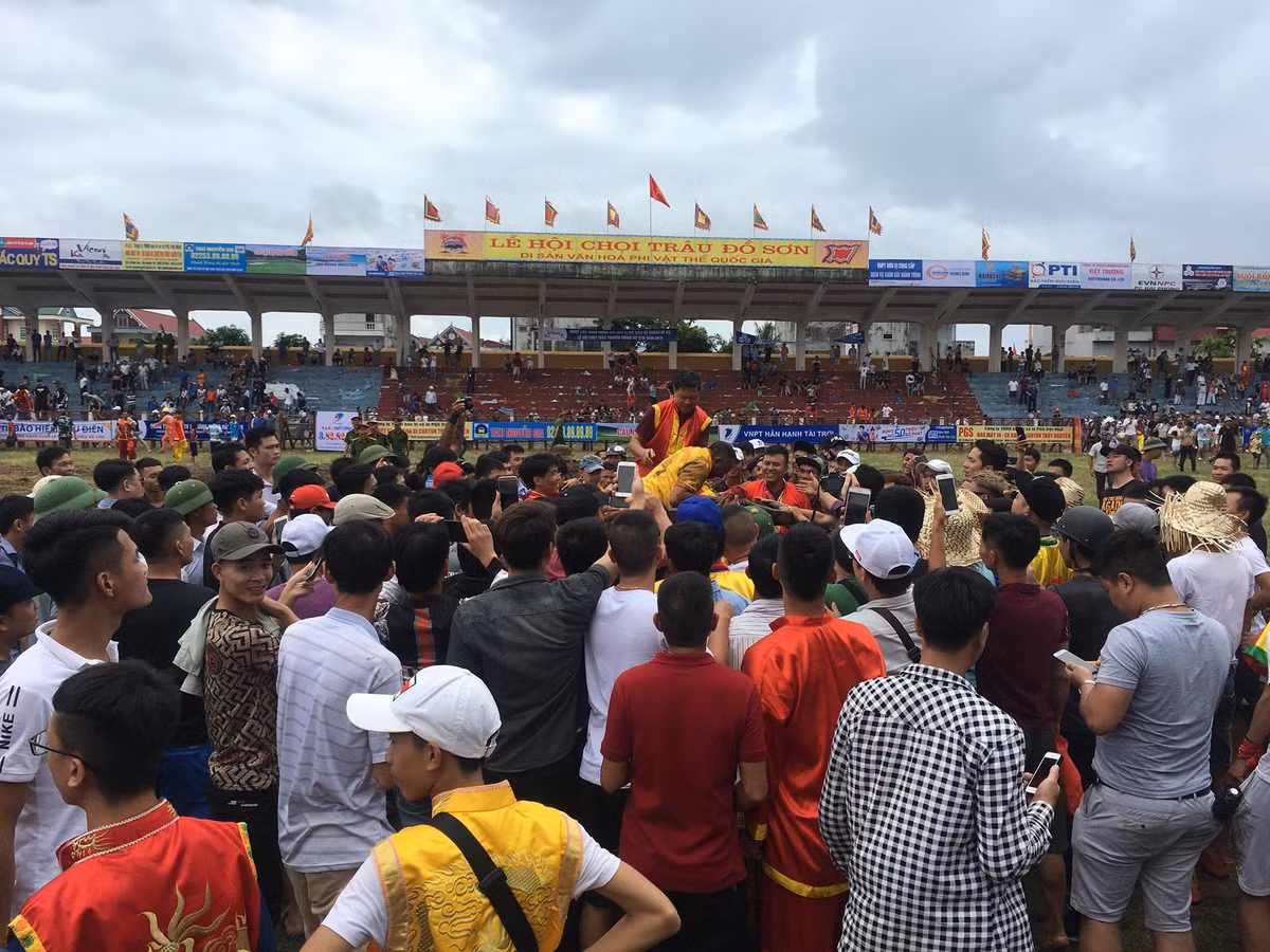 Trận chung kết gồm “ông” trâu số 12 và số 14. Sau màn so tài căng thẳng, quyết liệt “ông” trâu số 12, hiện tượng của giải với những miếng đánh hiểm hóc đã chiến thắng trâu số 14 và lên ngôi vô địch. Màn ăn mừng của chủ trâu vô địch. 