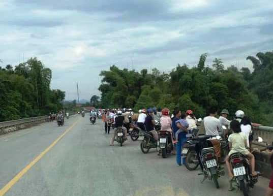 Rung dong nghi an bac si khai giet vo roi nem xac xuong song