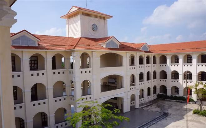 Sau khi có thông tin Chủ tịch nước Trần Đại Quang từ trần, Trường THPT Kim Sơn B (Ninh Bình) - ngôi trường Chủ tịch nước từng theo học - đã treo cờ rủ để tưởng niệm.