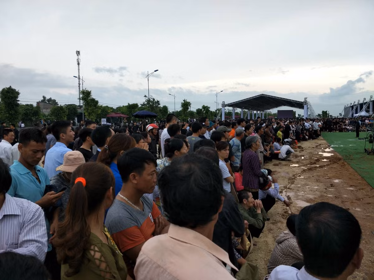 Tại nơi tổ chức lễ an táng Chủ tịch nước, hàng nghìn người đang ngóng đợi Chủ tịch nước trở về với đất mẹ quê hương.