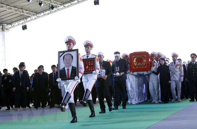 Đội tiêu binh rước di ảnh và chuyển linh cữu Chủ tịch nước Trần Đại Quang đến nơi an táng - xã Quang Thiện, huyện Kim Sơn, tỉnh Ninh Bình. Ảnh: TTXVN.