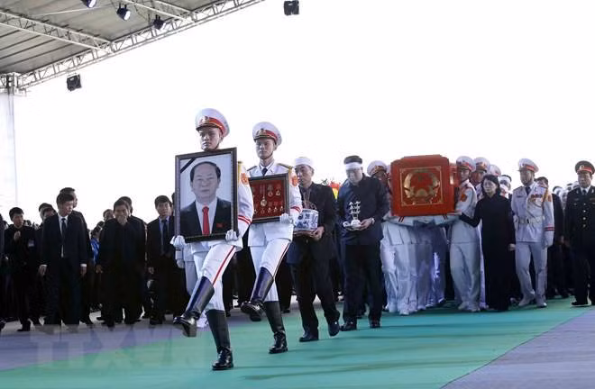 Đội tiêu binh rước di ảnh và chuyển linh cữu Chủ tịch nước Trần Đại Quang đến nơi an táng - xã Quang Thiện, huyện Kim Sơn, tỉnh Ninh Bình. Ảnh: TTXVN.