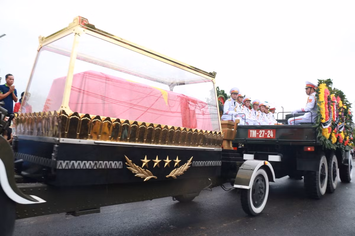 Linh xa đưa linh cữu Chủ tịch nước Trần Đại Quang về xóm 13 xã Quang Thiện, Ninh Bình.