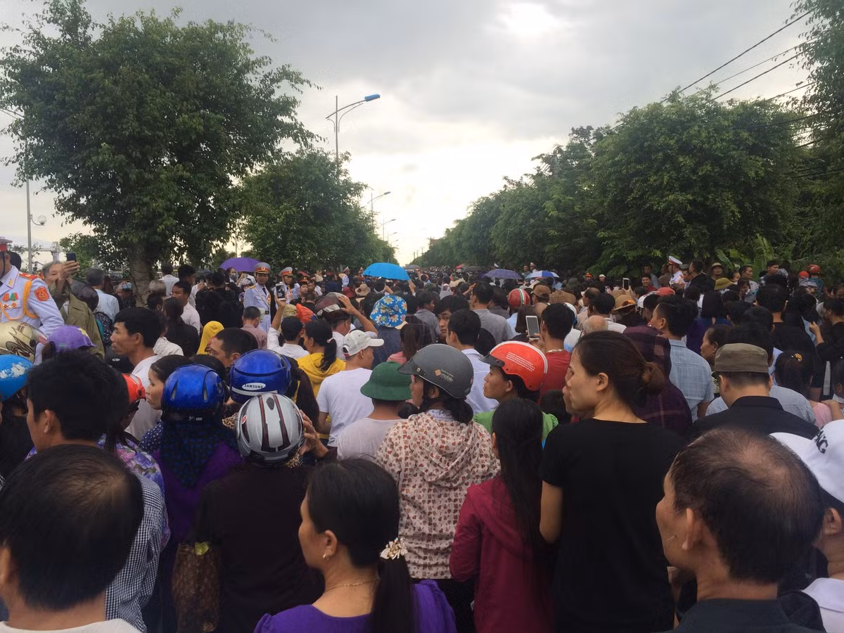 Họ đến để tiễn biệt Chủ tịch nước Trần Đại Quang về trong lòng đất Mẹ.