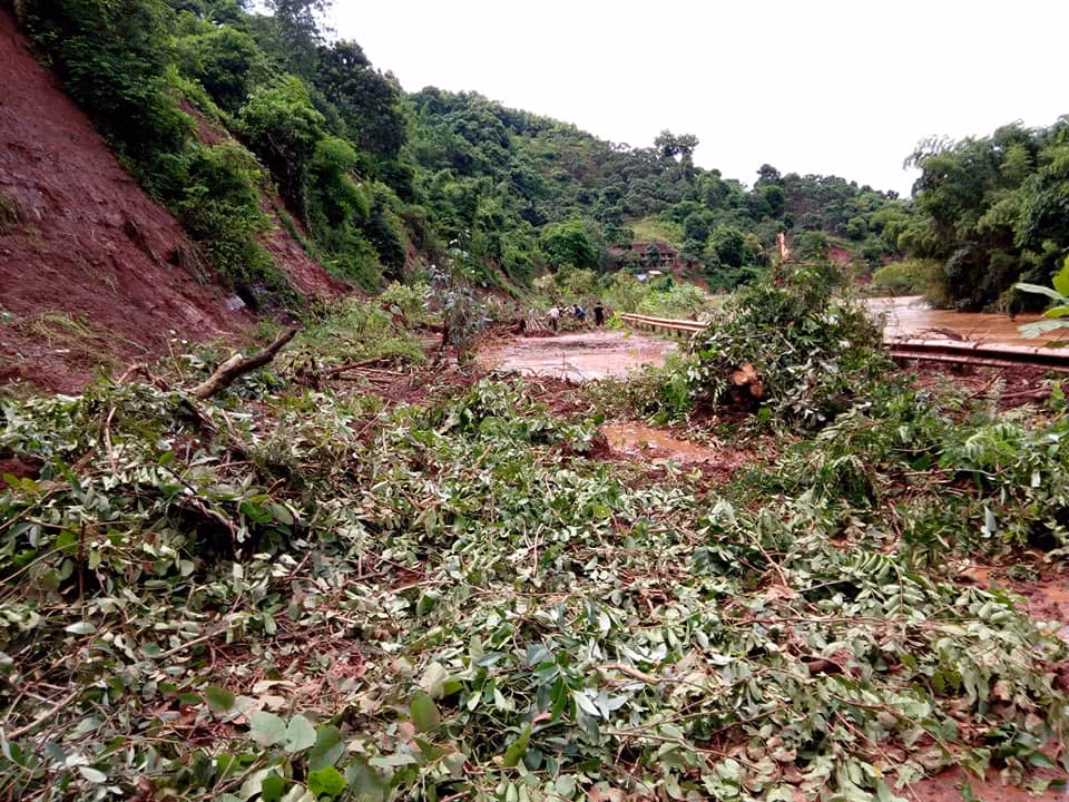 Mua lu “khung khiep”: 4 nguoi chet, hang nghin ngoi nha do sap, hu hai-Hinh-3