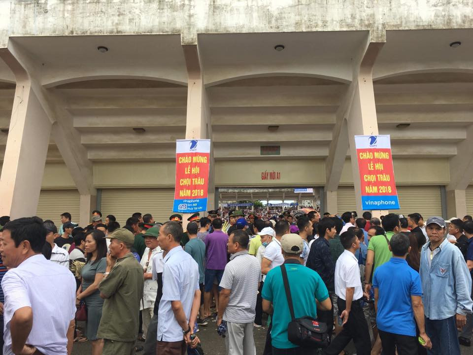 Do lượng khách đến quá đông nên từ sáng sớm dù chưa khai mạc, khi các khán đài đủ sức chứa, Ban tổ chức đã quyết định đóng các cửa ra vào và thực hiện lễ khai mạc Lễ hội chọi trâu Đồ Sơn năm 2018.