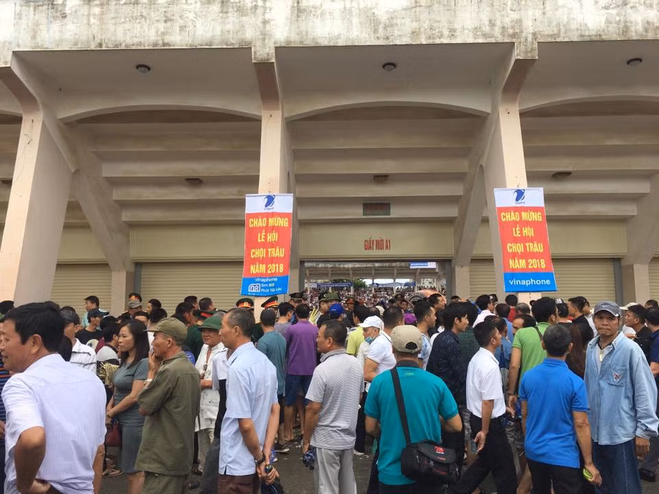 Do lượng khách đến quá đông nên từ sáng sớm dù chưa khai mạc, khi các khán đài đủ sức chứa, Ban tổ chức đã quyết định đóng các cửa ra vào và thực hiện lễ khai mạc Lễ hội chọi trâu Đồ Sơn năm 2018.