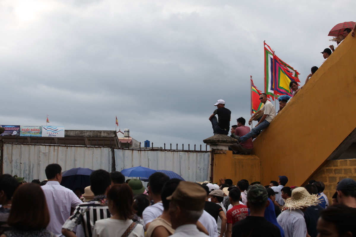 Họ bất lực khi cánh cửa sân vận động khép lại do lượng người vào sân đã quá đông.